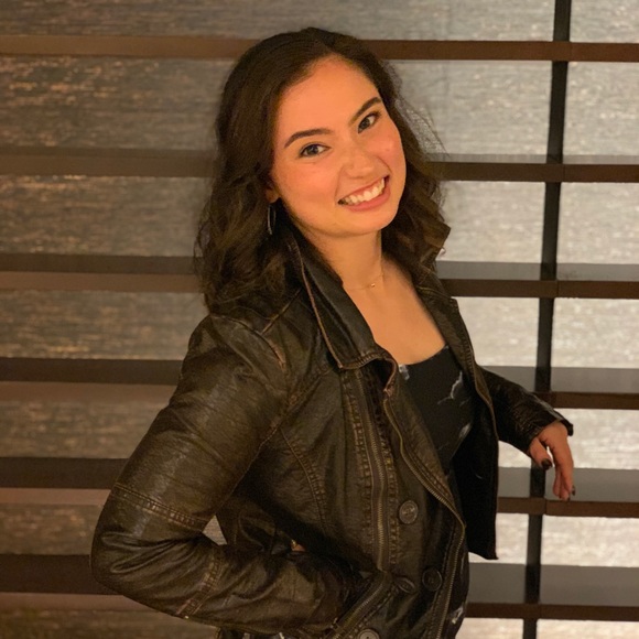 Meet your Posher, Dominique - Picture 1 of 5